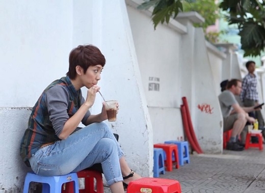 
	
	Thu Trang đang nhâm nhi cà phê vỉa hè ở một góc phố
